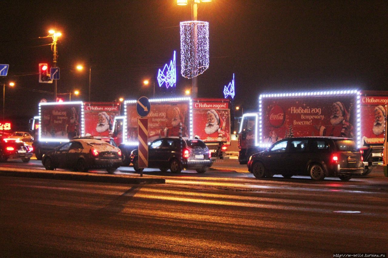 Веселые грузовики едут по Стрелке. Санкт-Петербург, Россия