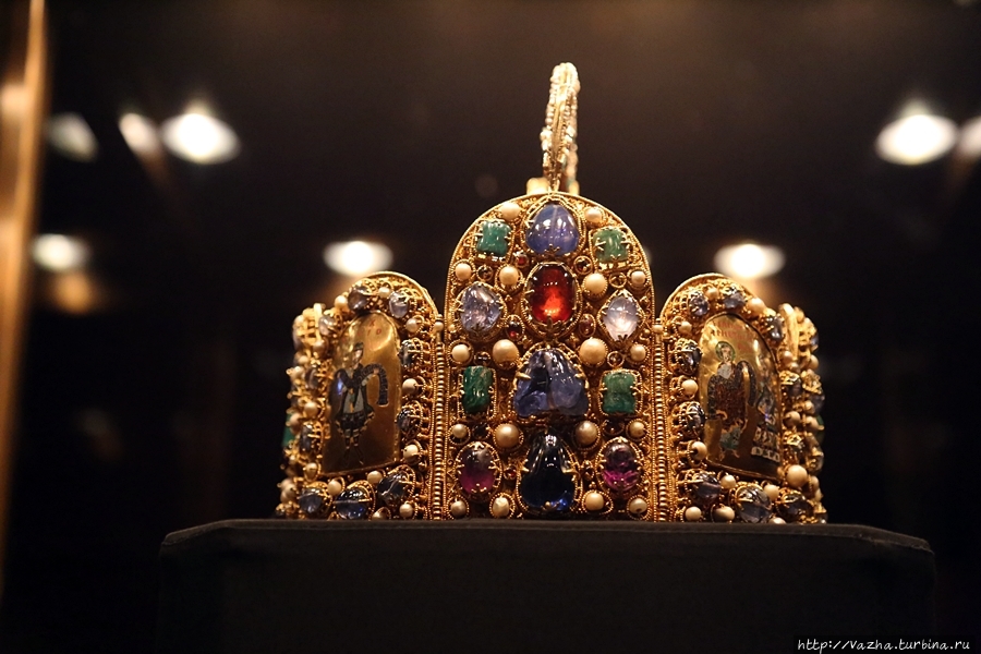 Корона была изготовлена для Оттона первого великого и его сына Ототона второго,как соправителя отца Вена, Австрия