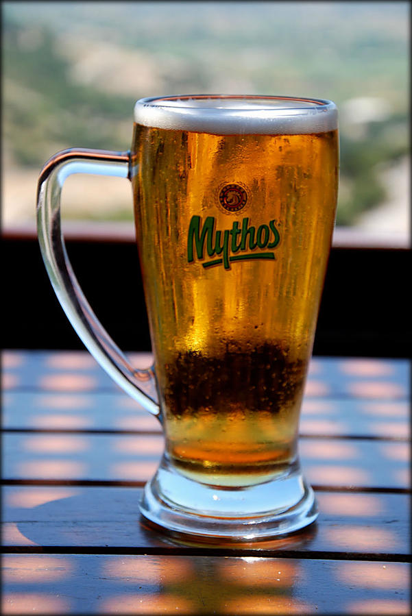 А это мой бокал пива.  В такую жару это несколько минут мужского счастья. Лассити, Греция