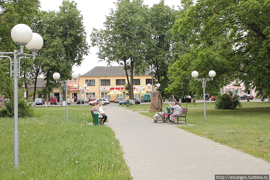 Немножко прошлась по улицам города и центральной площади, там теперь парк... Ружаны, Беларусь