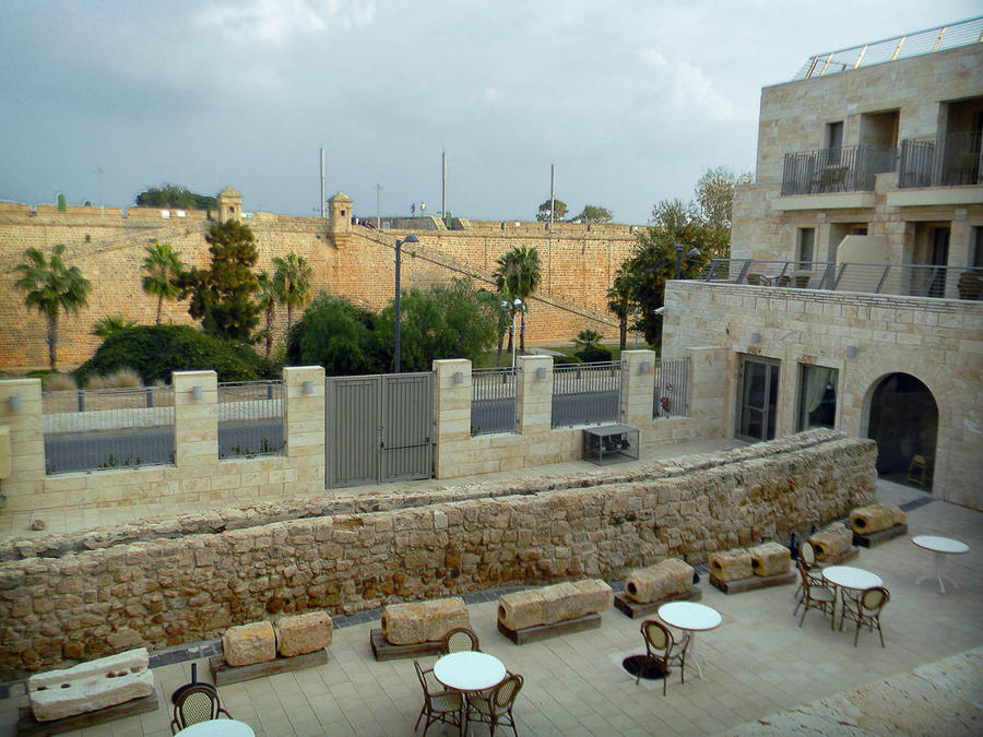 За внешней стеной Цитадели Акко, Израиль