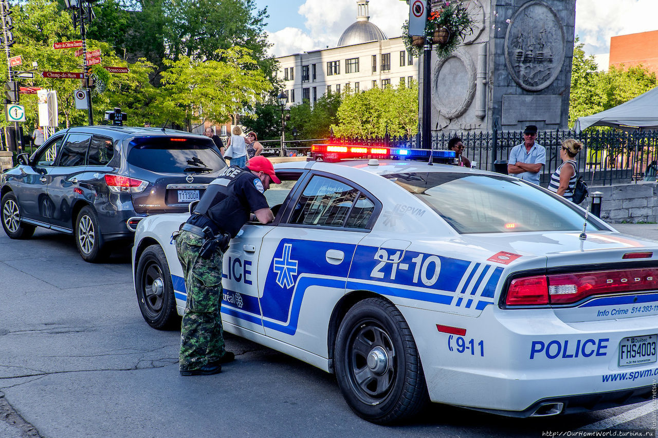 55. Полиция удивила штанами цвета хаки (и не только) и кепками всех цветов радуги. Пришлось спросить, что за прикол. Оказывается, это они так протестуют против урезания своих пенсий. Канада