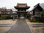 Храм, связанный с известным японским средневековым романом Сатоми Хаккэндэн (здесь похоронены исторические прототипы его героев).