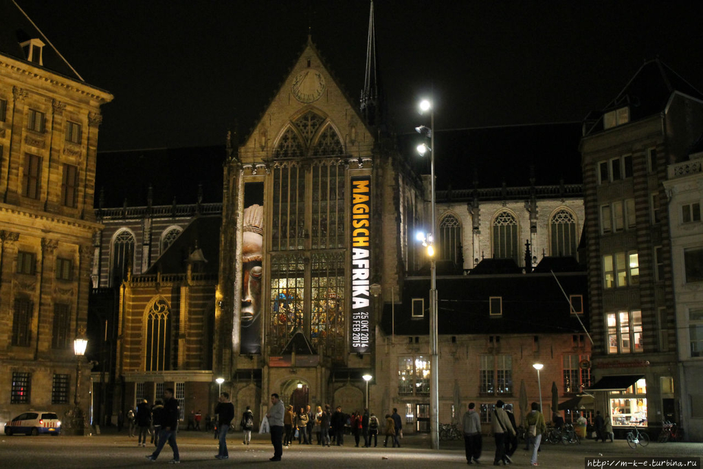 Площадь Dam. Ночной обзор Амстердам, Нидерланды