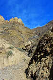 а справа красивые скалы в стиле Долины Смерти