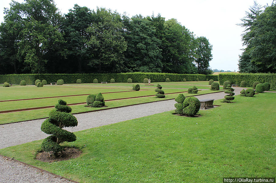 Позади замка находится топиарный сад. Оденсе, Дания