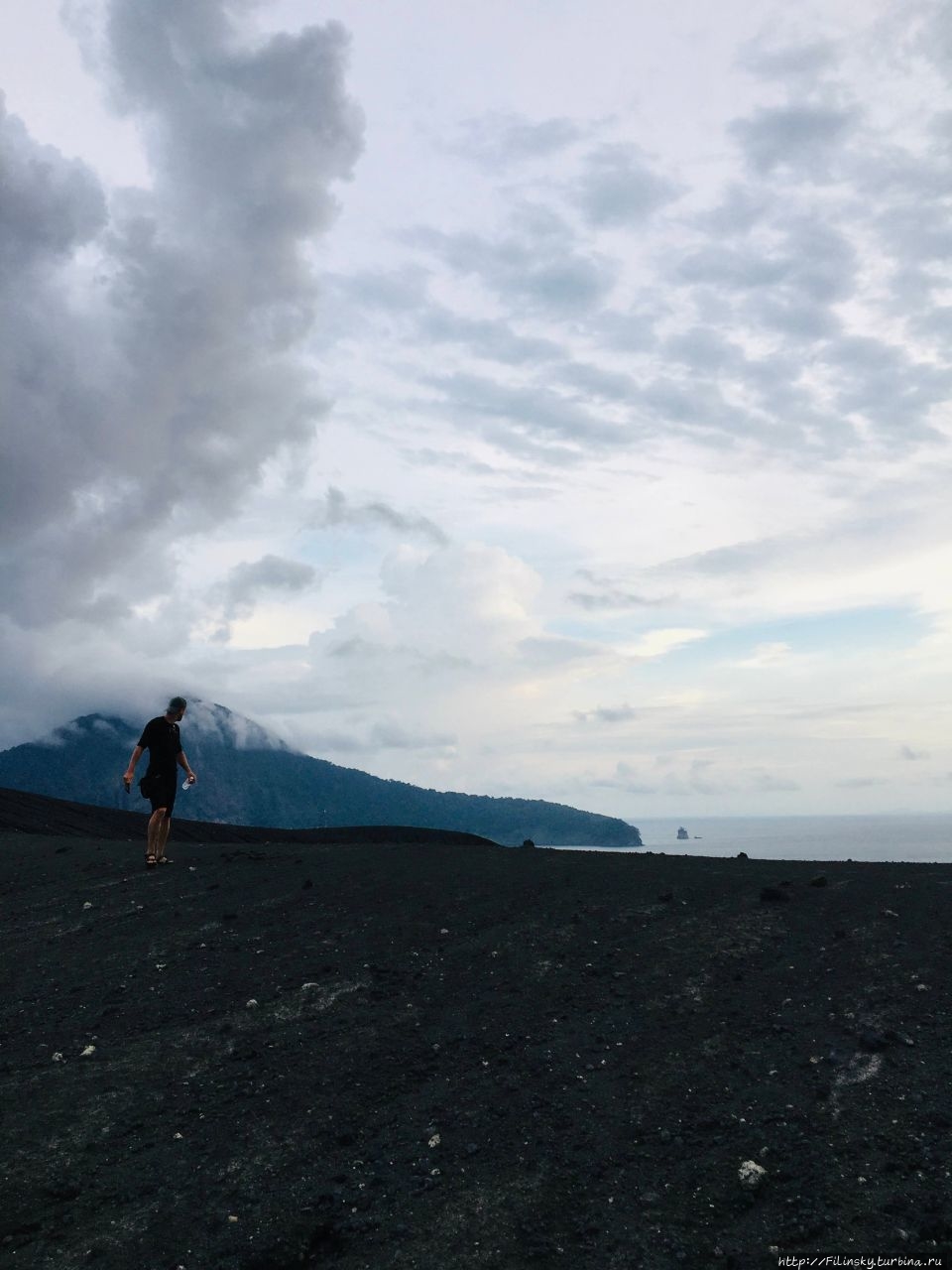 Вулкан Кракатау в 2020 году. Кракатоа, Индонезия