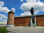 Одна из стен Кремля и памятник Дмитрию Донскому
