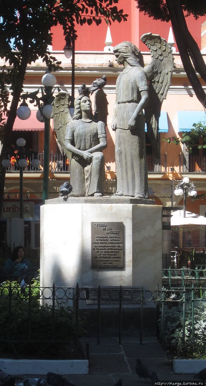 Статуи ангелов на Сокало Пуэбла, Мексика