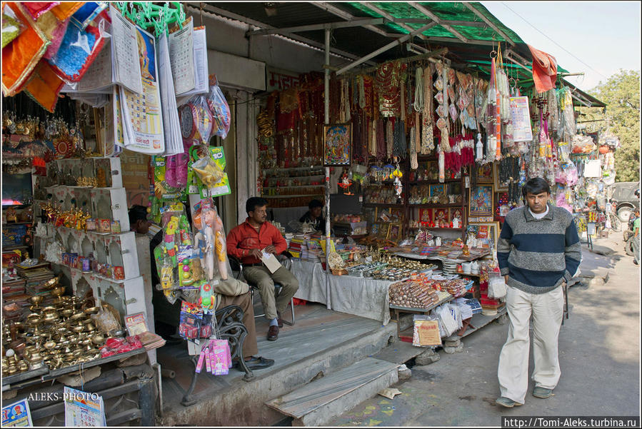 Многоцветные торговые лавки... Джайпур, Индия