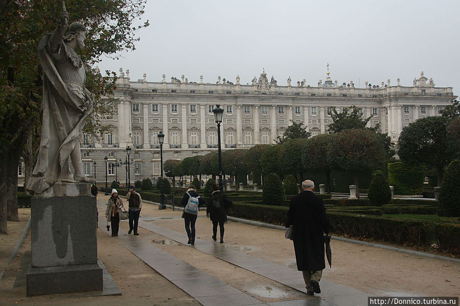 Сквозь ворота Солнца по центру Мадрида Мадрид, Испания