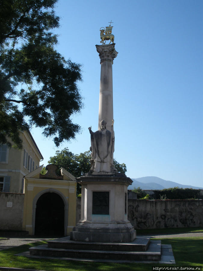 Колонна, установленная в честь тысячелетия города Брессаноне, Италия
