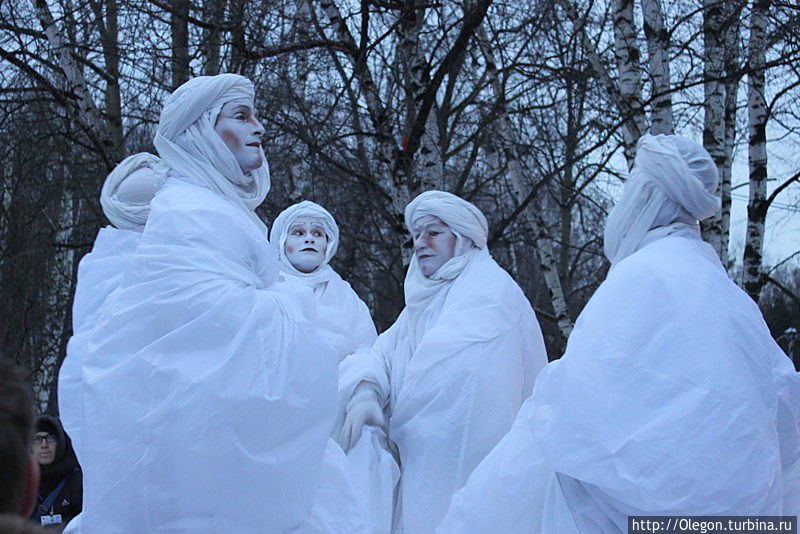 Не произнося ни слова, артисты на ходулях, в огромных четырехметровых костюмах 
расскажут языком молчания и жеста представление Москва, Россия