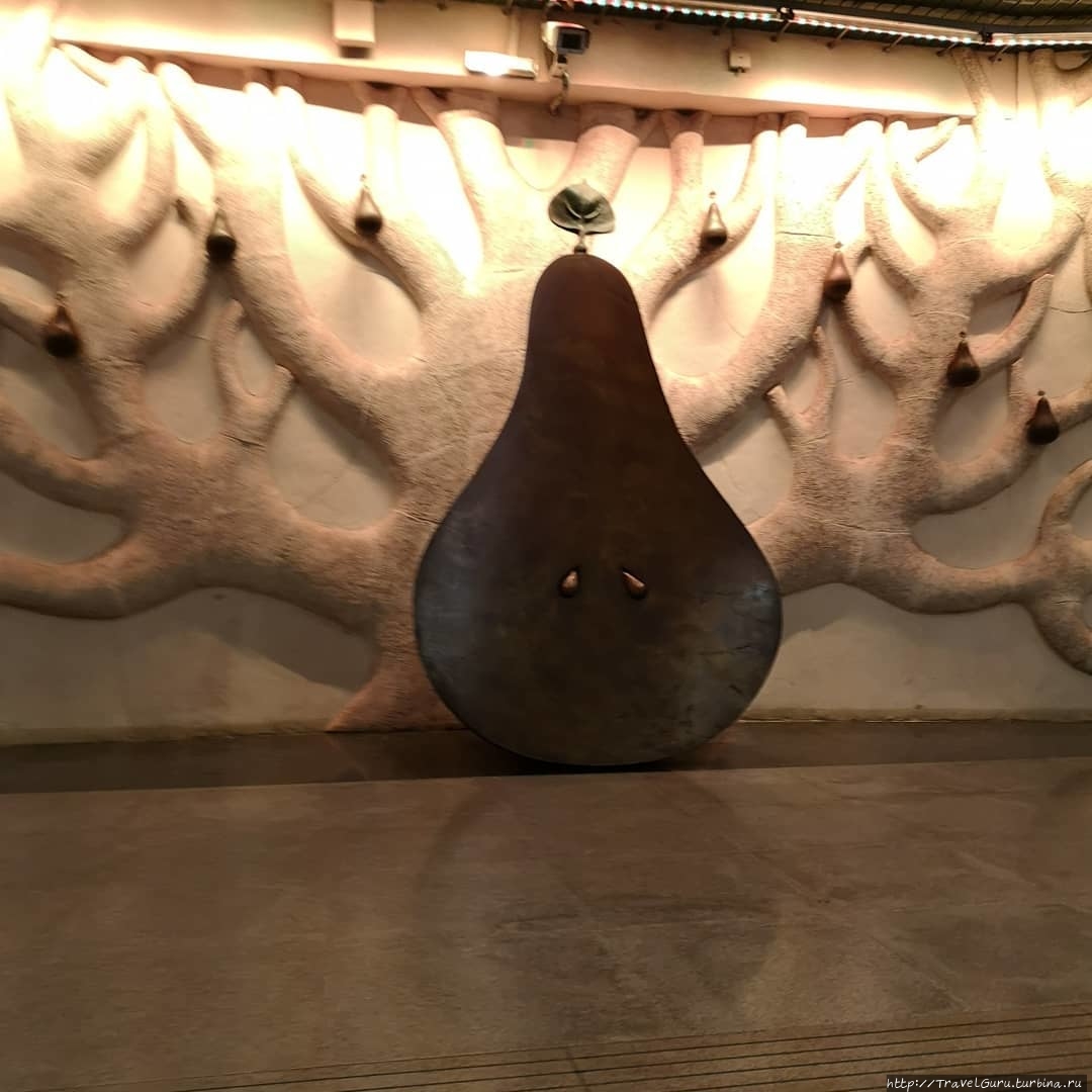 Скульптурная композиция в холле станции 