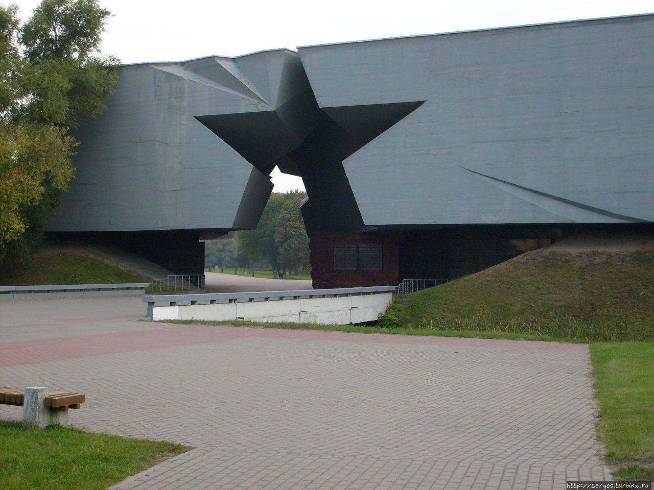 очень удачно оформленный главный вход в Брестскую крепость-герой Беларусь