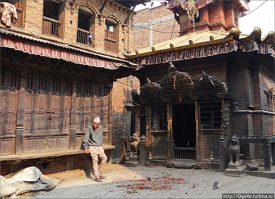 Пока мы бродили по не туристической части Бхактапура, всё время не покидало чувство, что видишь декорации к какому-то историческому драматическому фильму или мыльному сериалу Бхактапур, Непал