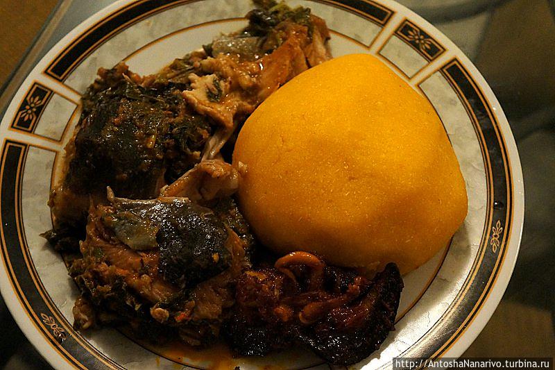 Эба (она красноватая, так как готовится все с тем же пальмовым маслом), суп из рыбы-кота и улитка. Лагос, Нигерия