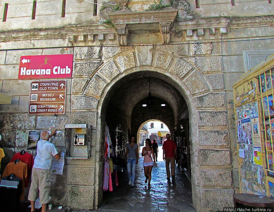 Арочный тоннель в старый город, справа сувенирница Требинье, Босния и Герцеговина