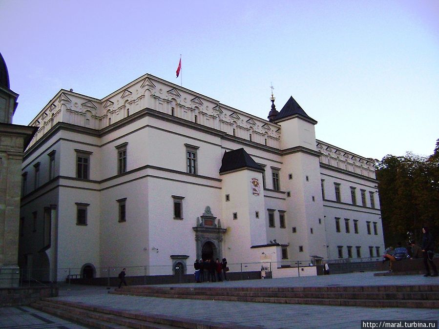 К нему примыкает реконструированный дворец правителей Великого Княжества Литовского Вильнюс, Литва