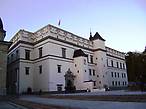 К нему примыкает реконструированный дворец правителей Великого Княжества Литовского