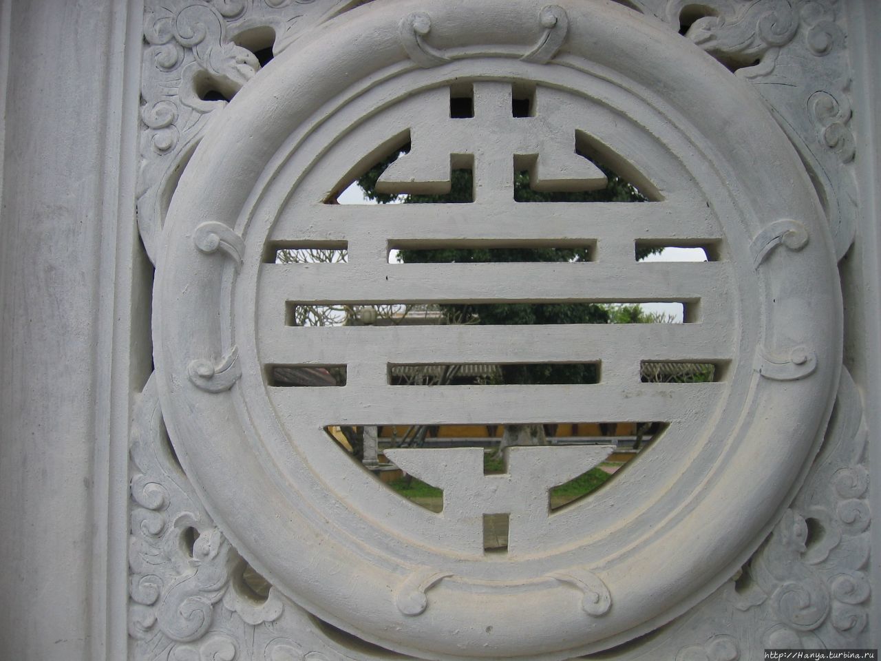 Хюэ. Императорский город.  Декоративная оконная решетка Хюэ, Вьетнам