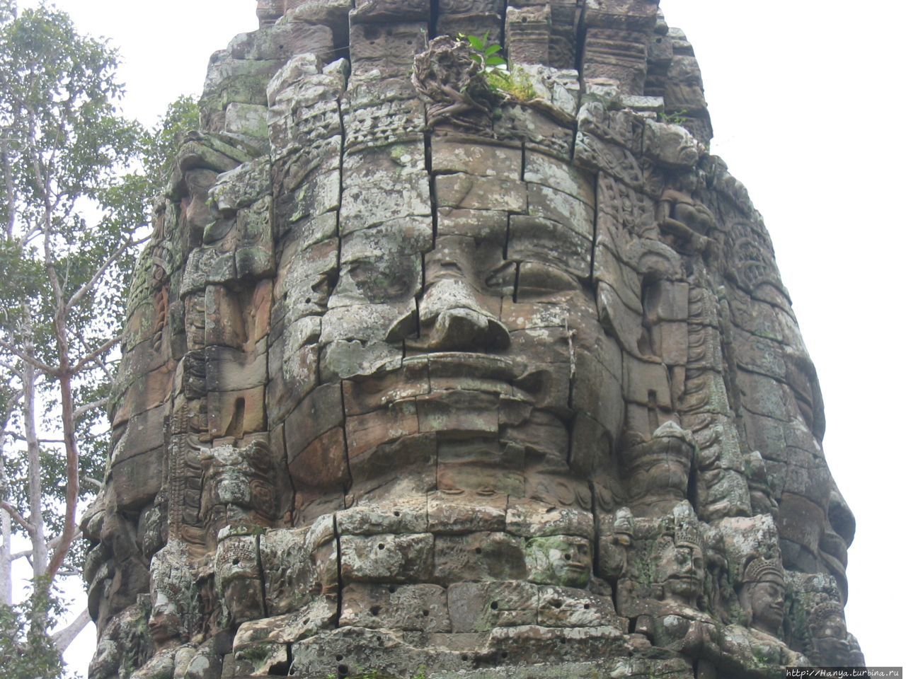 Лик Локешвара — Бодхисаттвы, представляющий сострадание Будды на воротах-гопурах в храме Та Пром Ангкор (столица государства кхмеров), Камбоджа