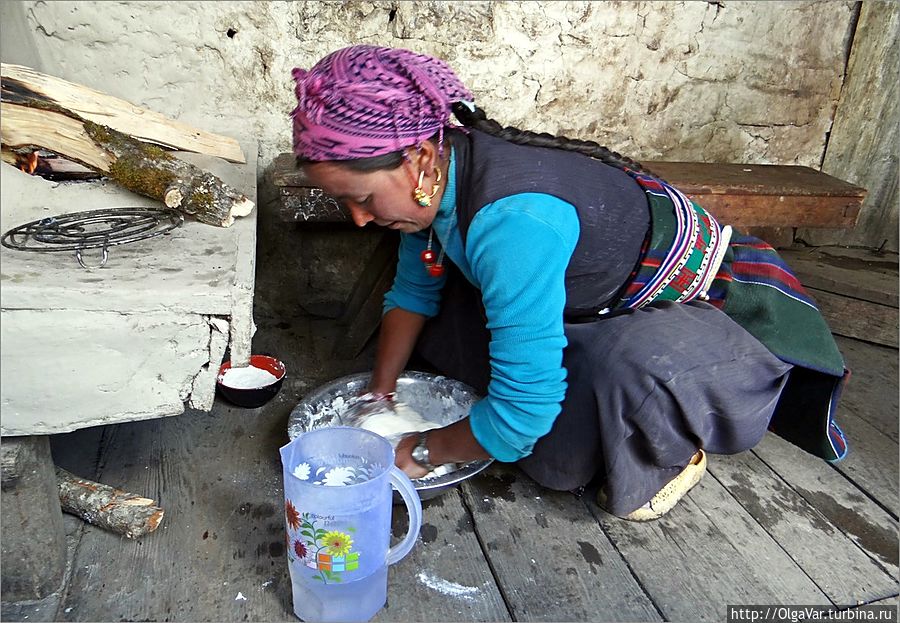 Замес теста для типичного непальского кушанья — момо Лангтанг, Непал