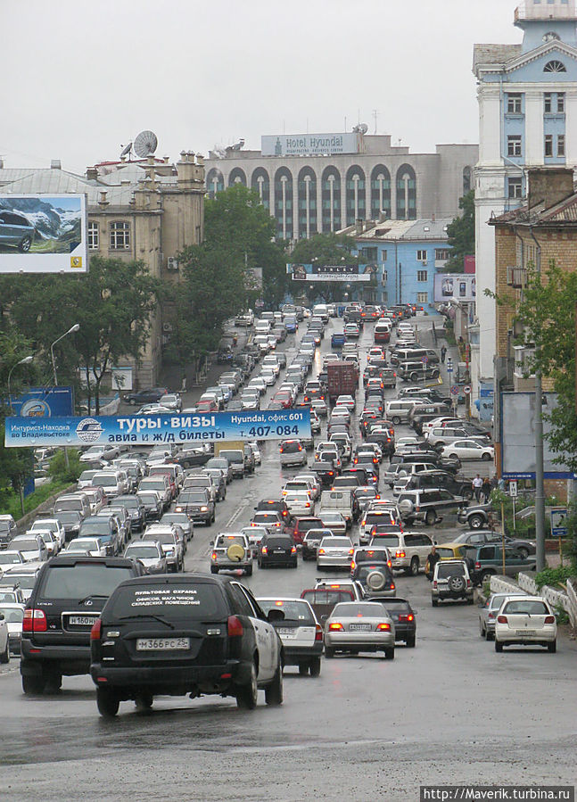Плотное автомобильное движение, как в Москве... Владивосток, Россия