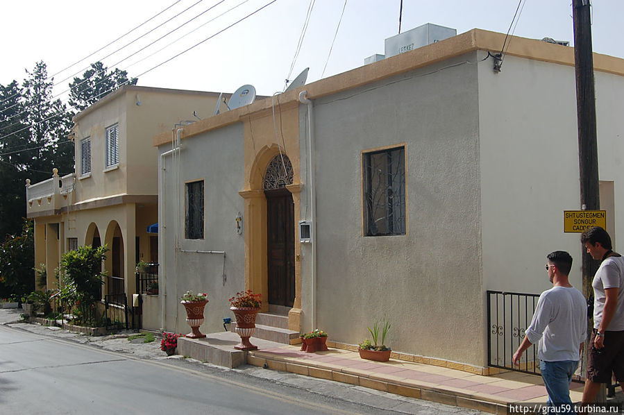 Полусонное селение возле аббатства Беллапаис Беллапаис, Турецкая Республика Северного Кипра