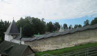 Внешняя стена Печорского монастыря завораживает сразу.