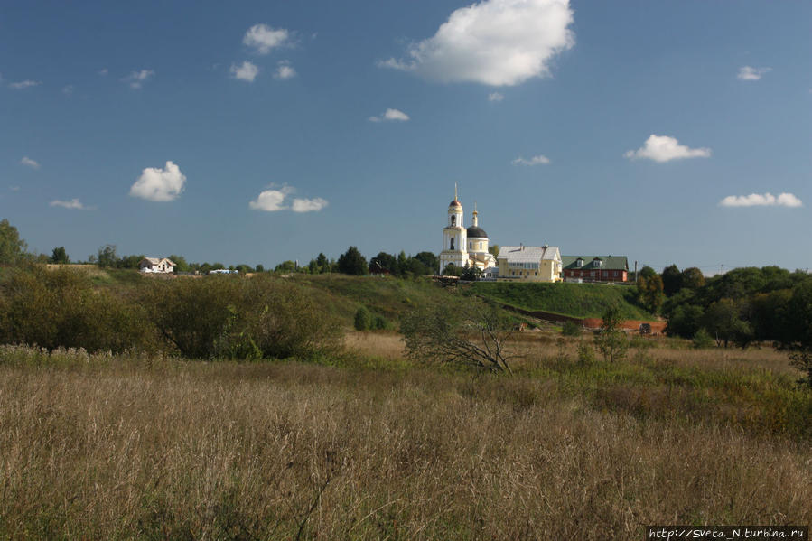 Преображенская церковь воспаряет над долиной речки Пажи Хотьково, Россия
