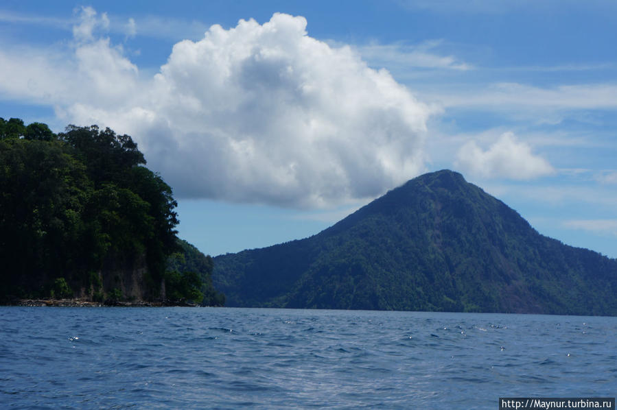 Острова   и  вулкан   позади. Палембанг, Индонезия