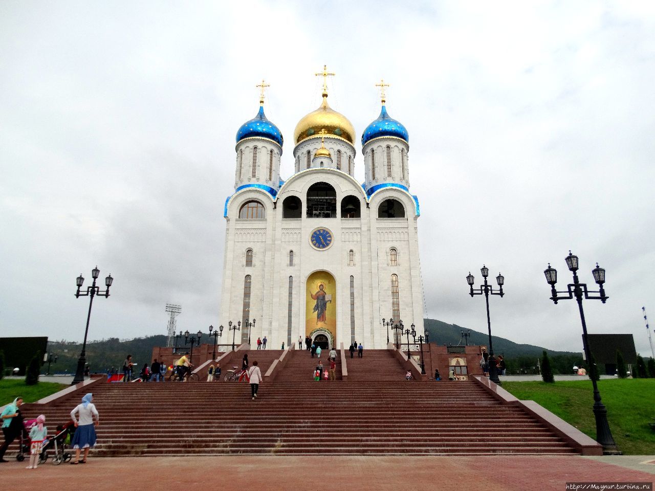 Храм южно сахалинск. Храм в Южно-Сахалинске на площади Победы. Воскресенский собор Южно-Сахалинск. Собор высота Южно-Сахалинск.