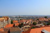 Красные крыши Буды, нарядное здание Национального архива Венгрии и перспектива на Дунай.