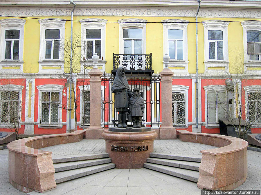 Памятник детям блокадного Ленинграда на пересечении проспекта Мира с улицей Парижской Коммуны.