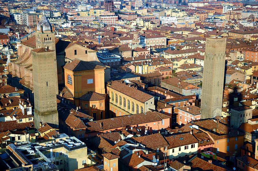 Кафедральный собор Св.Петра, а перед ним еще две высокие башни — Торре Аццогуиди (высота 61 м) и Торре Прендипарте (высота 60 м) Болонья, Италия