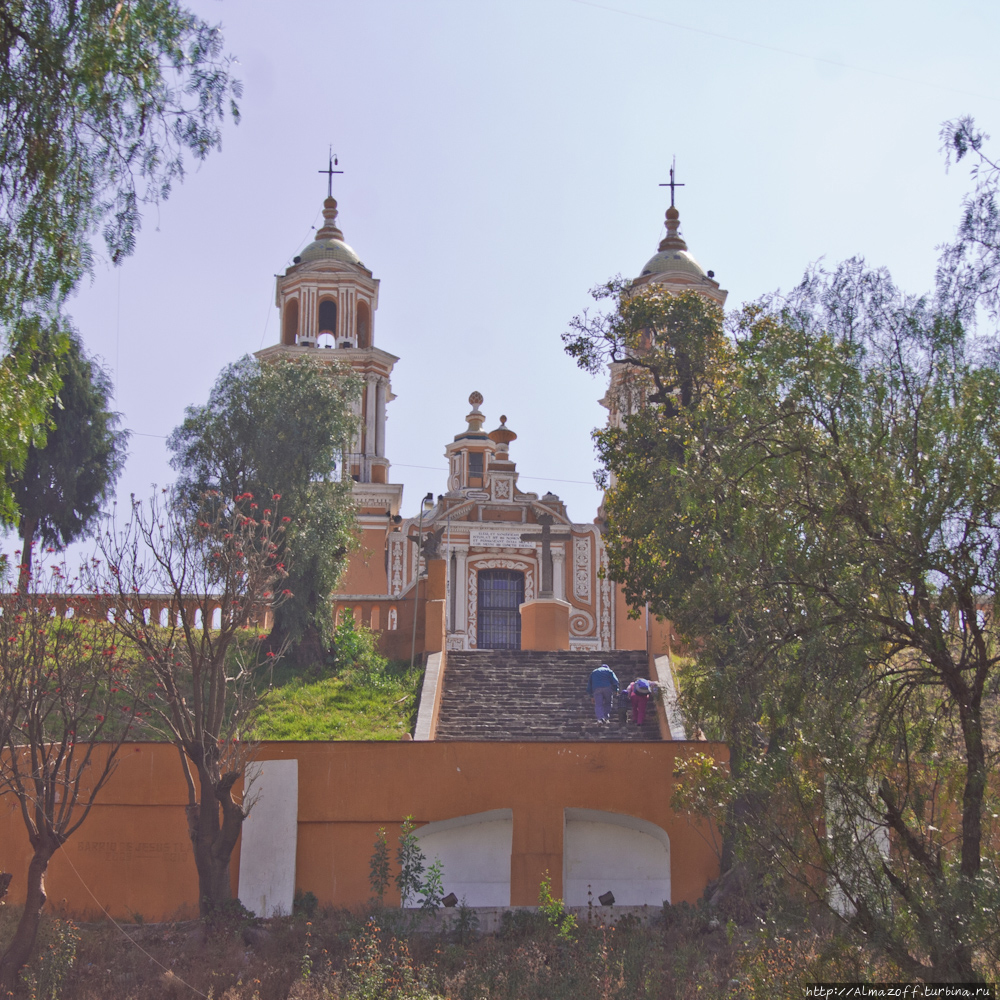 По древним пирамидам и церквям Чолула, Мексика