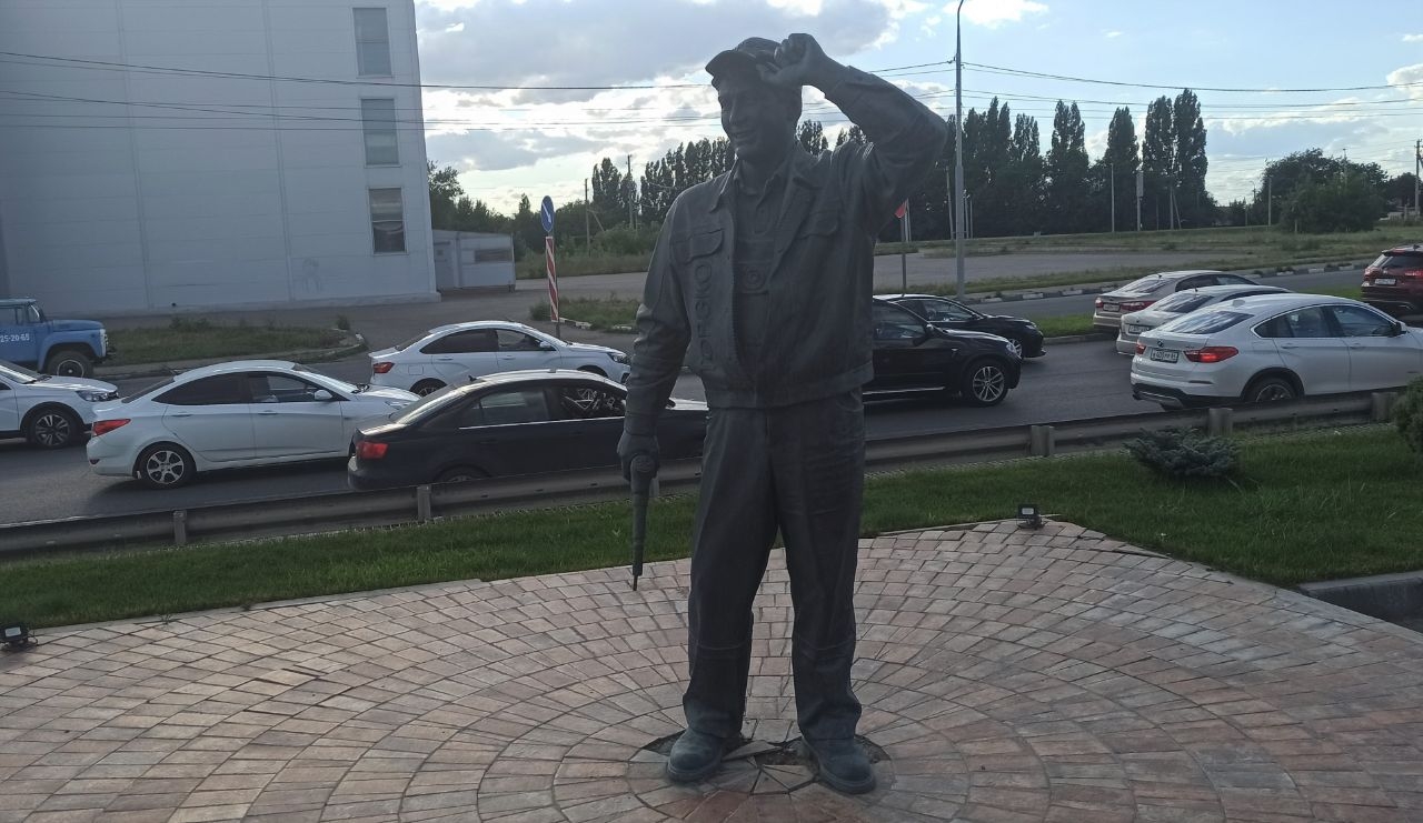 Памятник заправщику Саратов, Россия