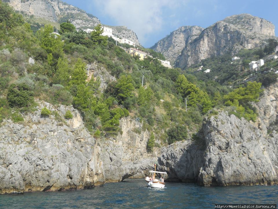 От Positano до Amalfi и Atrani — вид с моря Амальфи, Италия