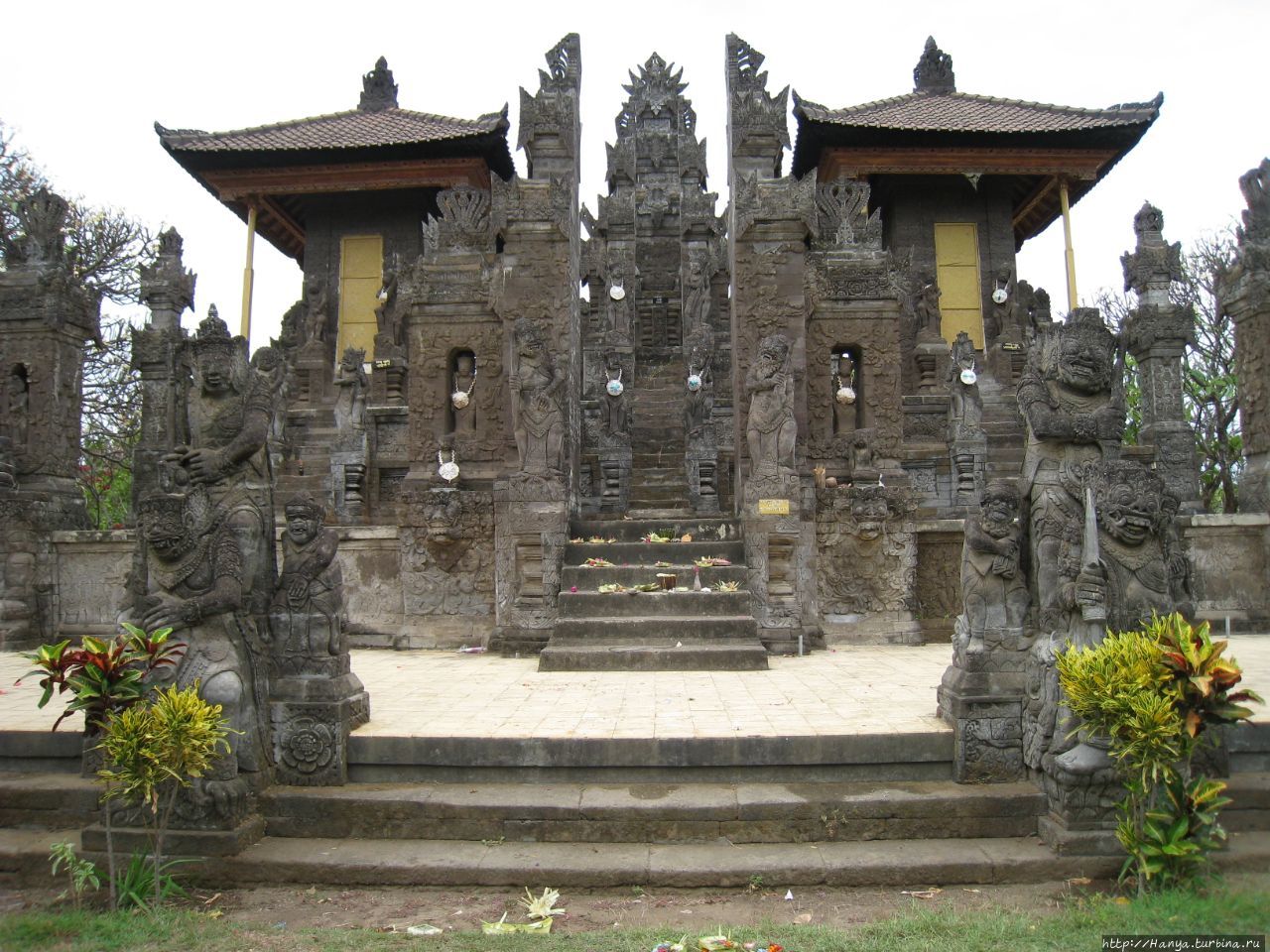 Храм Медуве Каранг / Pura Meduwe Karang