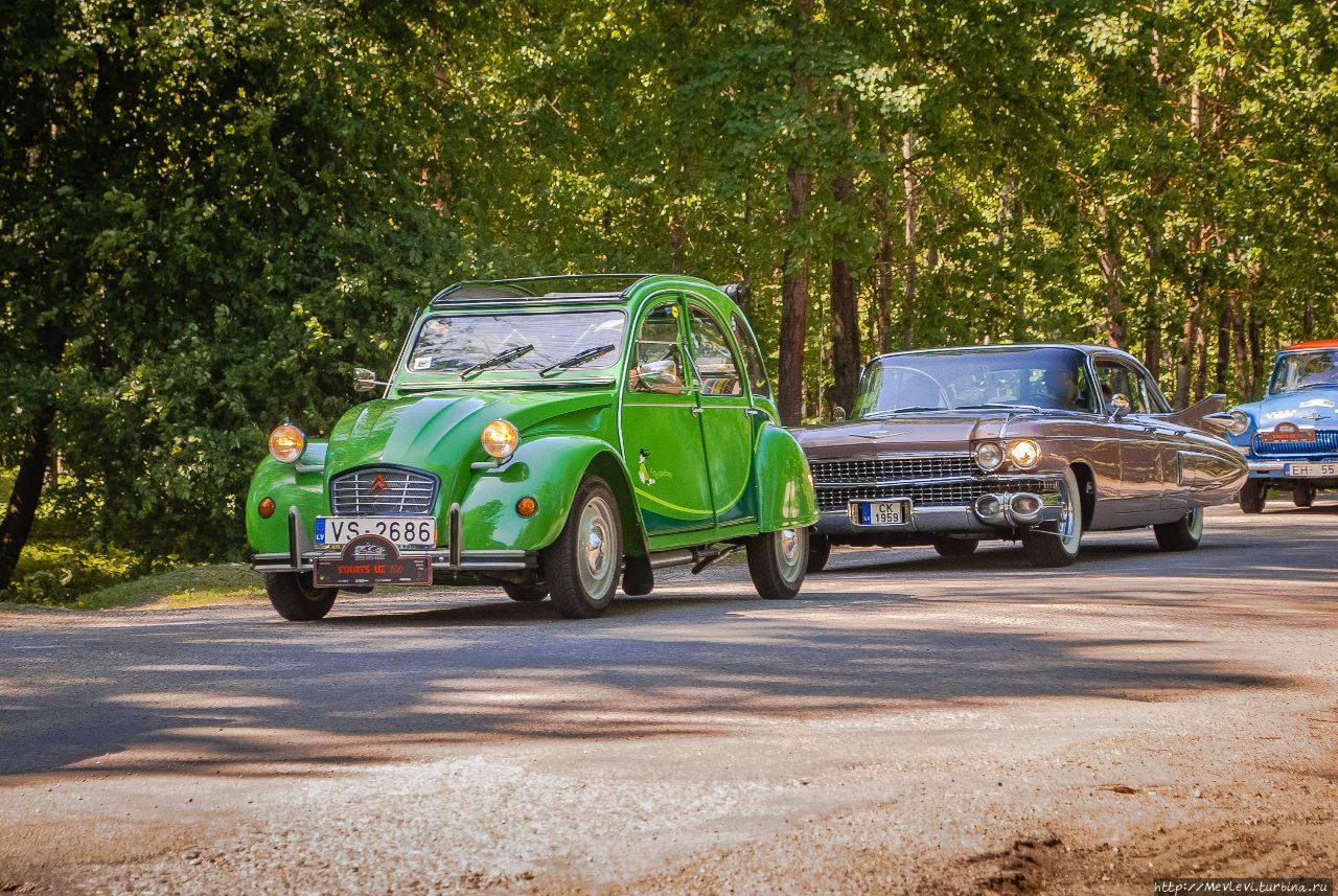 Очень старый автомобиль. Машина с глазами фарами старая. Собирать старые машины. Тачки старая машина. Старые машины.