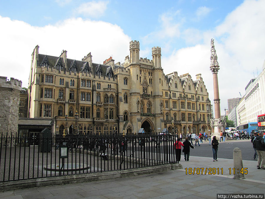 Величественое здание возле Аббатства,к сожелению название мне неизвестно