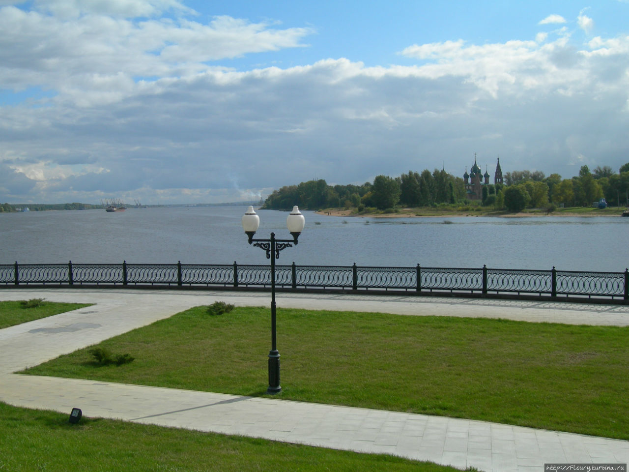 По волжской набережной (берег правый) Ярославль, Россия