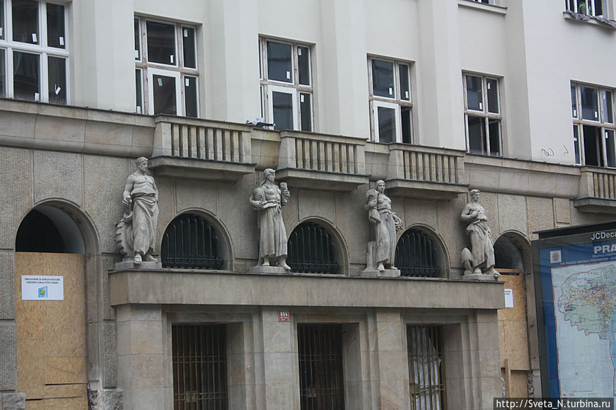 Серьезные ученые люди подпирают дом