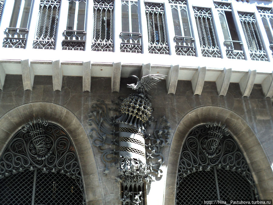 Моё  любимое  творение  А. Гауди.   Дворец Гуэля Барселона, Испания