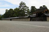 Под стенами императорского дворца Киото. Вход только по предварительной записи
