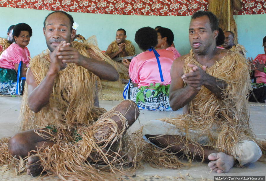 Танец Вакамоло танцуют сидя Остров Дравака, Фиджи