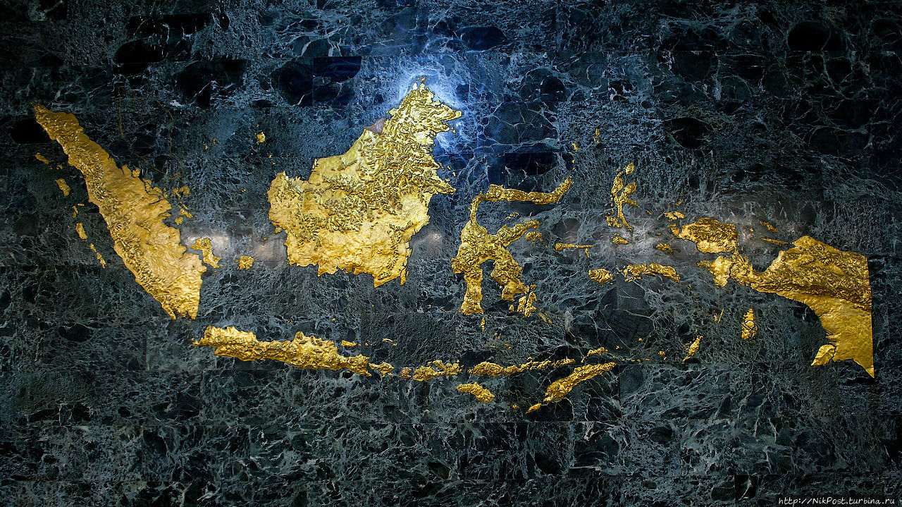 The National Monument.Карта страны из золота. Джакарта, Индонезия