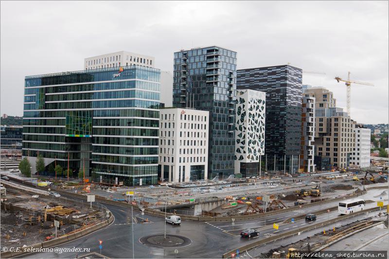 12. Отсюда хорошо виден новый строящийся квартал, видимо, офисных зданий. Дома-коробки выглядят неплохо благодаря разной высоте и разнообразию в облицовке стен, хотя это отнюдь не крик архитектурной моды. Улицы тут тоже в разгаре строительства или реконструкции. Осло, Норвегия