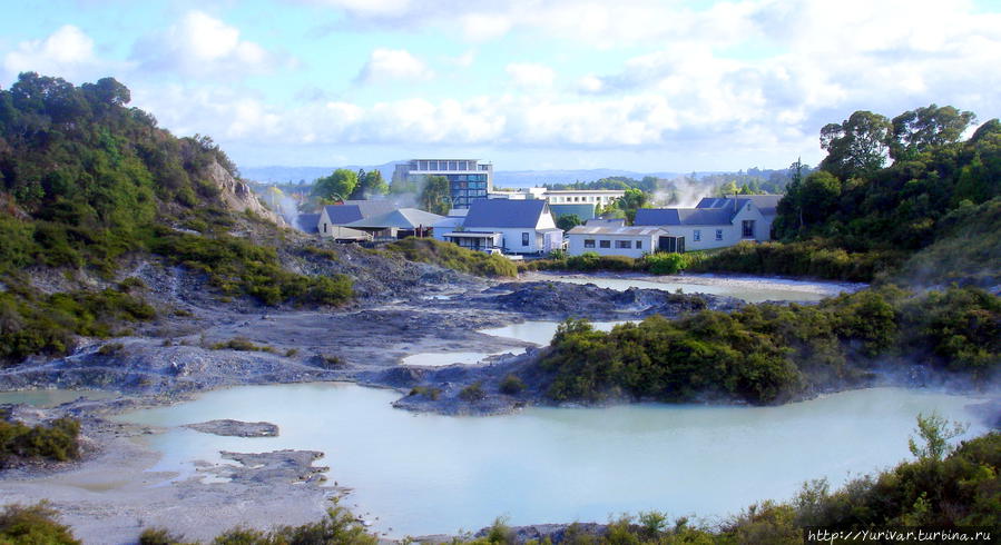На заднем плане — новый бальнеологический курорт Роторуа, Новая Зеландия